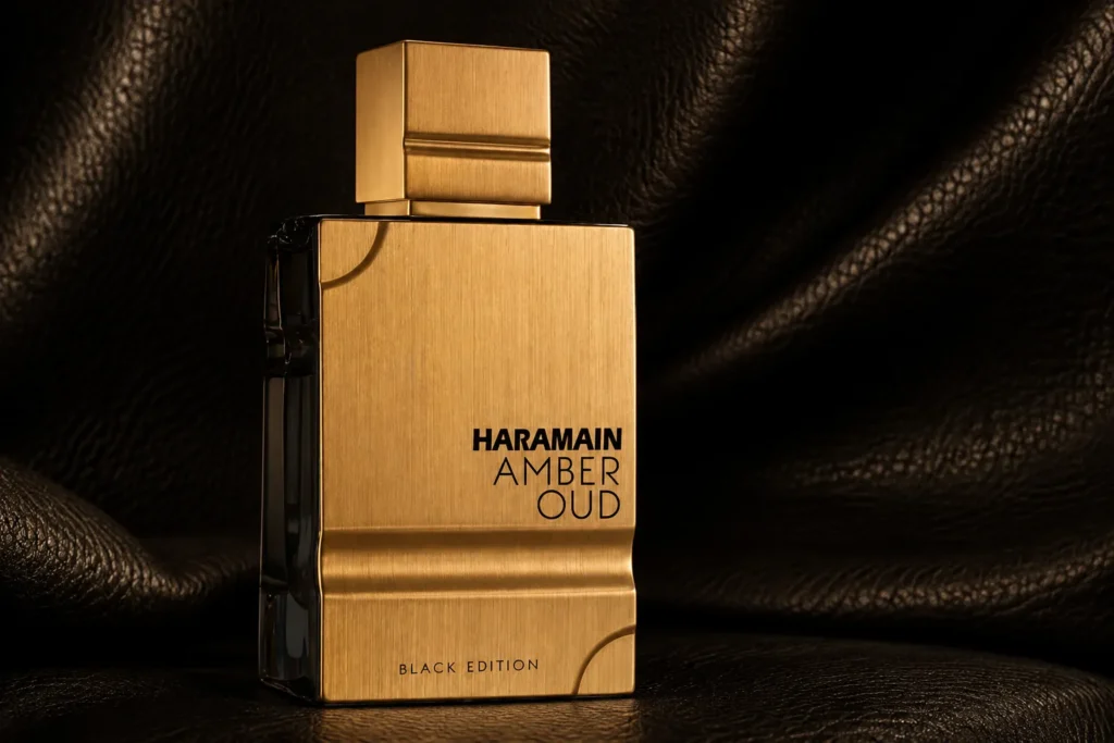 frasco do perfume amber oud black edition em fundo escuro